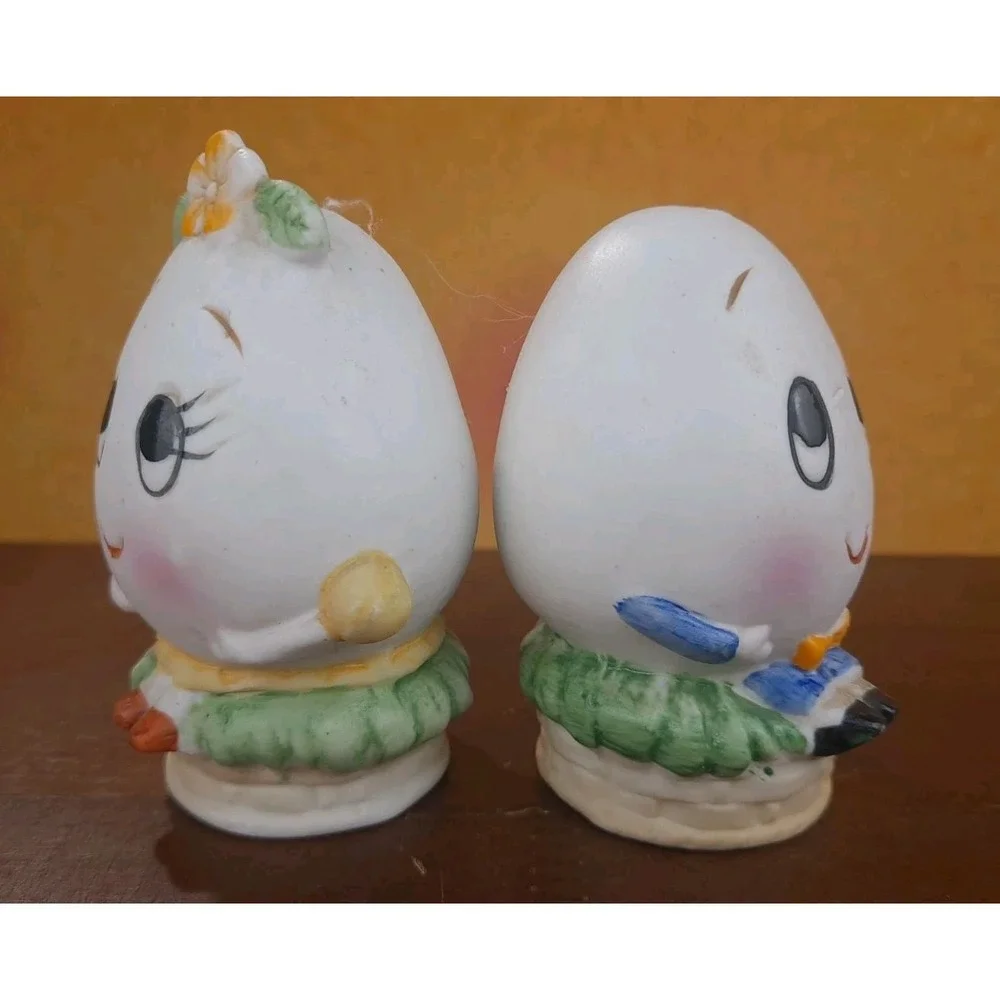 Vintage Anamorphic Egg Salt And Pepper Shakers Mr And Mrs Egg
